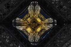 Paris-center-of-eiffeltower