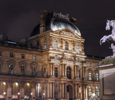 Paris – Louvre mit Statue